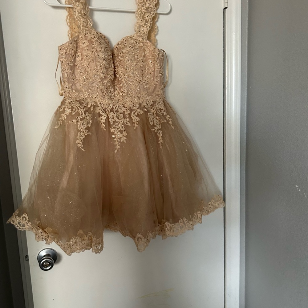 Elegant Lace and Tulle Wedding Dress in Cream